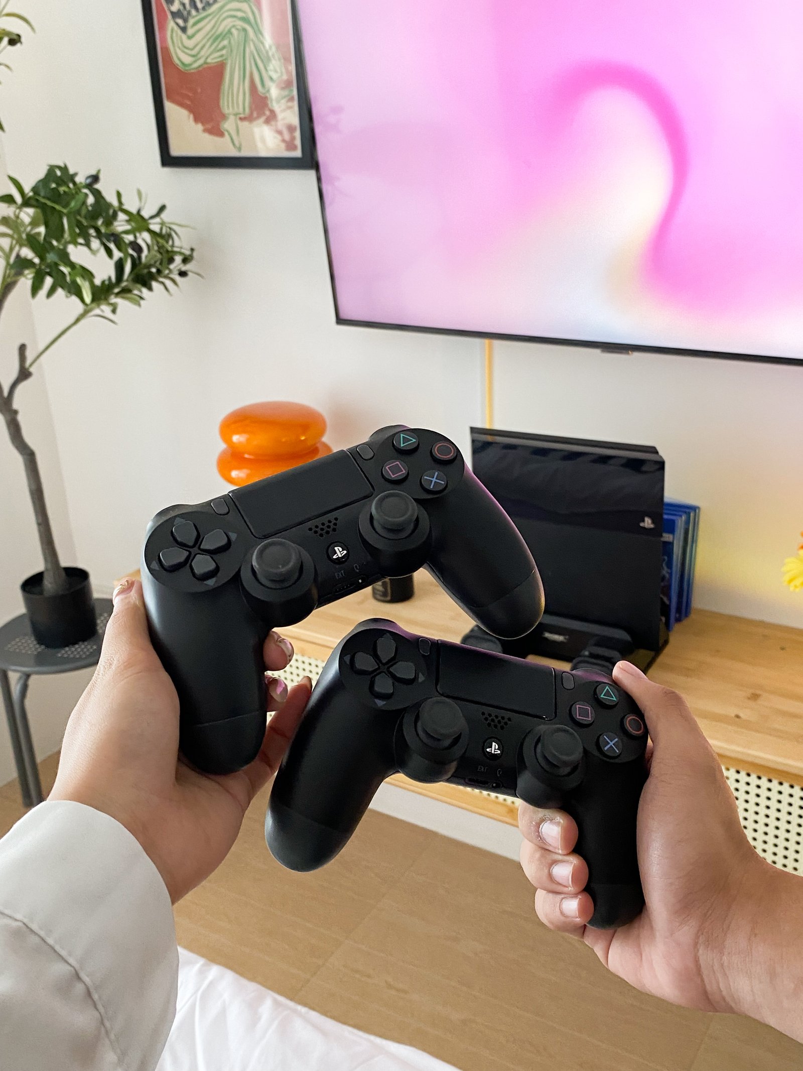 PLAY PS4
(MID CENTURY UNIT)